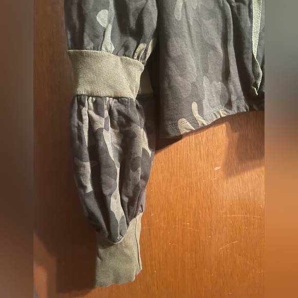 ELOQUII Camo Crop Sweatshirt with Hoodie - Picture 4 of 5